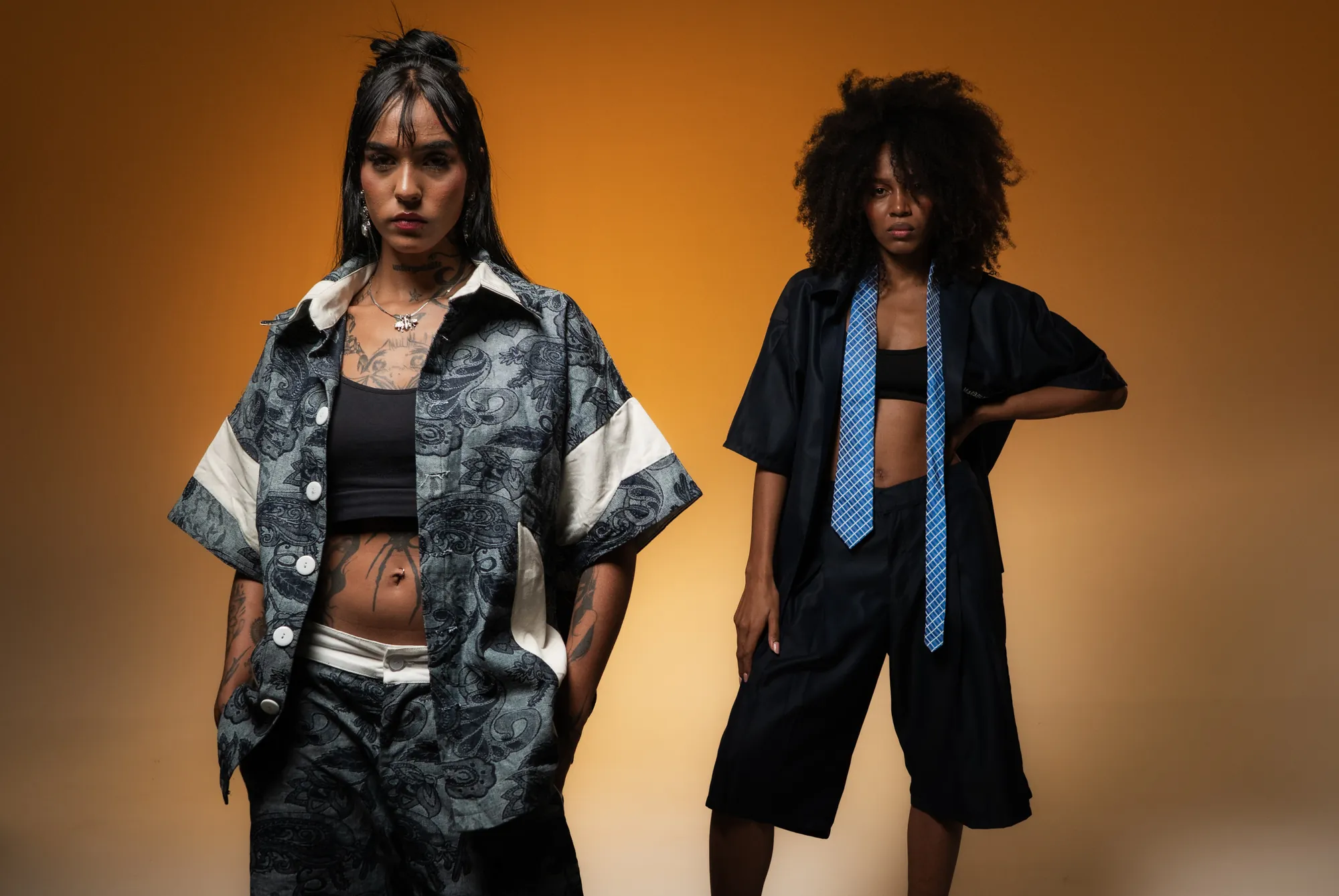 Camisas estampadas sobre fondo dorado