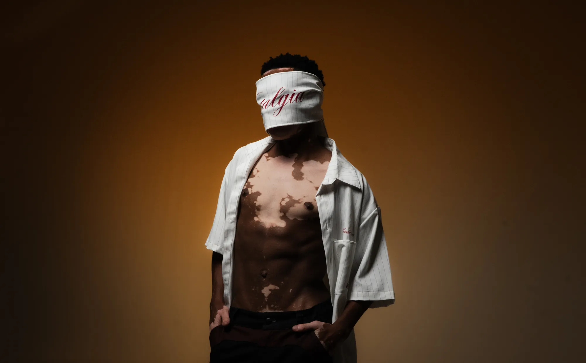 Camisa blanca sobre fondo dorado