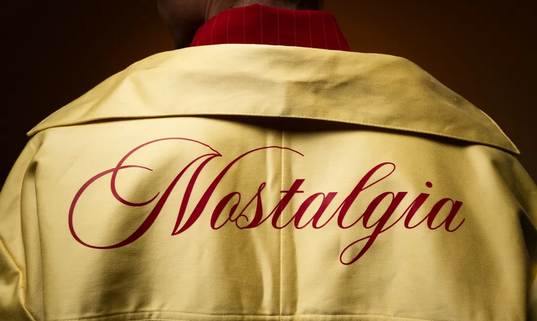 Bordado Nostalgia en camisa color mantequilla